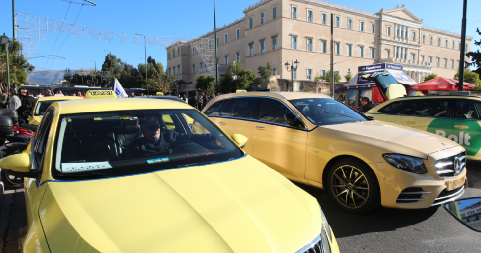 Χωρίς ταξί από σήμερα η χώρα - Ξεκίνησε η απεργία διαρκείας